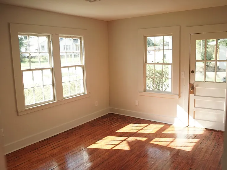 1007 Auburn St — Photo 5