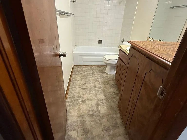 Fox Valley Apartments — Photo 42