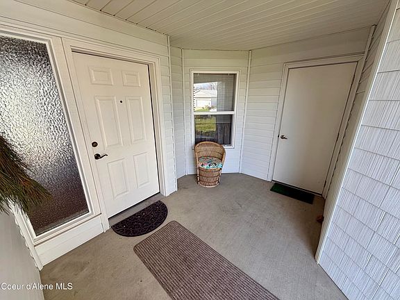3rd image of 1446 W Woodlawn Dr