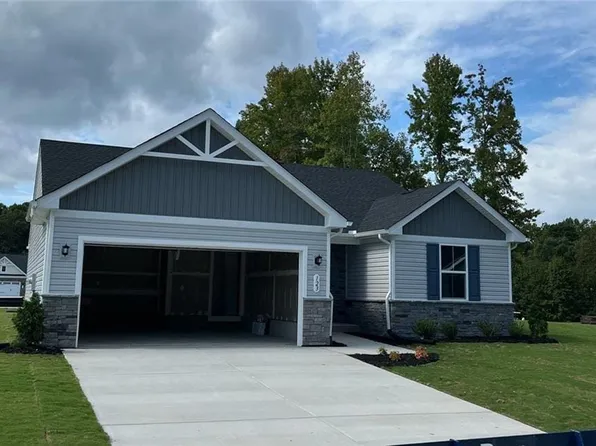 123 Grace Hill Cir, Kilmarnock, VA 22482