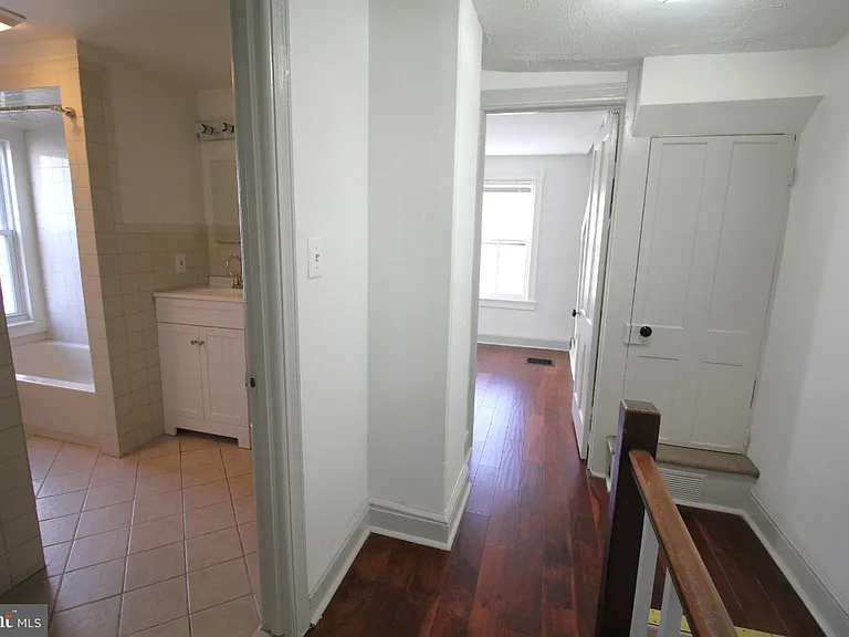11-13 Hart Ave — Photo 10