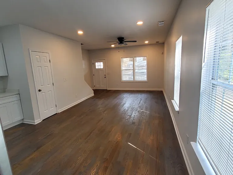 Showing dimmable lights in the living area