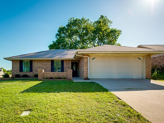 2nd image of 2801 Spicebush Ln