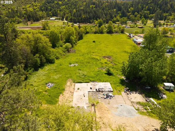 351 Pickett Ln, Canyonville, OR 97417