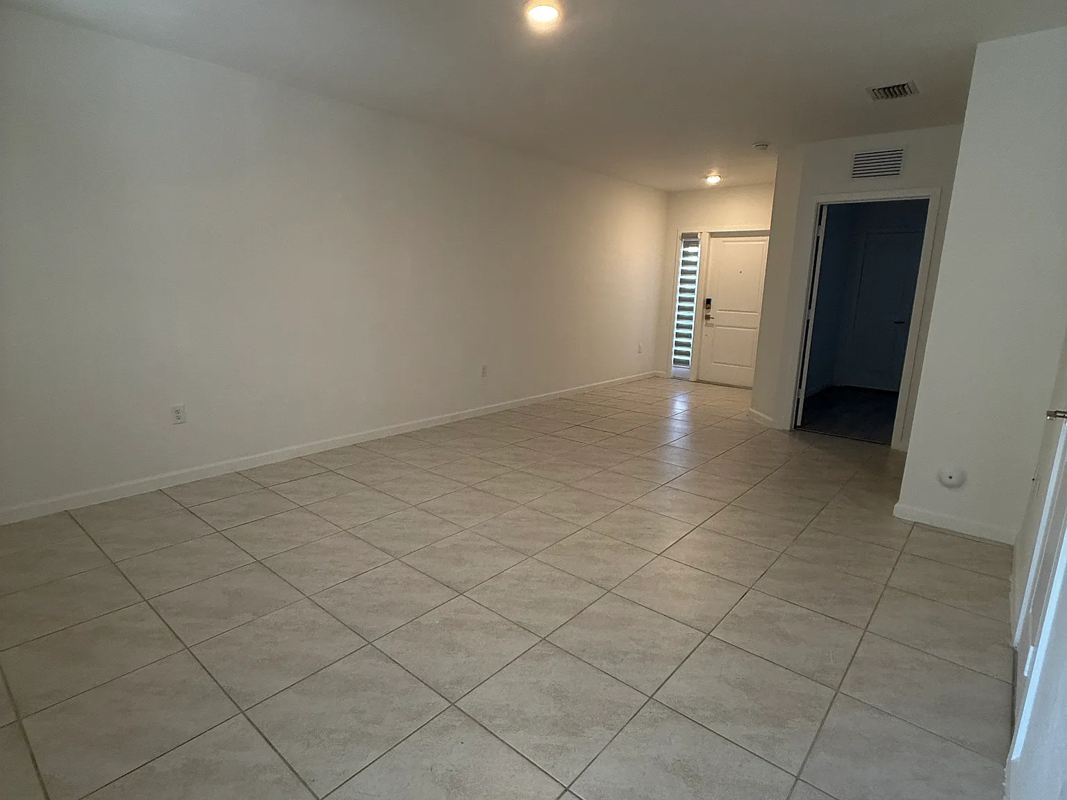 3 bed, 1272 sqft, $2,400 — Photo 2