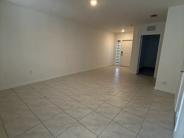 6789345 NE 4th Ln — Photo 2