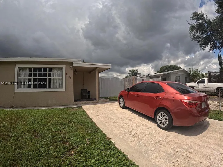 5720 SW 38th Ct — Photo 1
