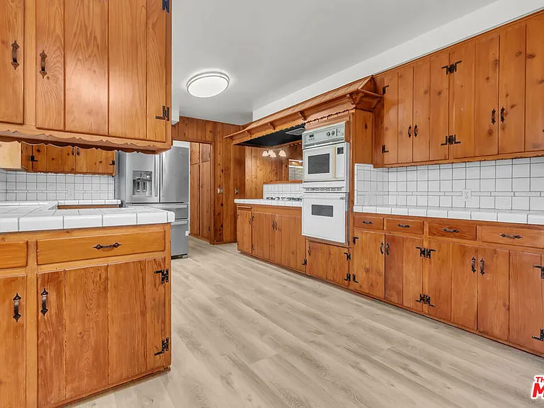9322 Lasaine Ave — Photo 11
