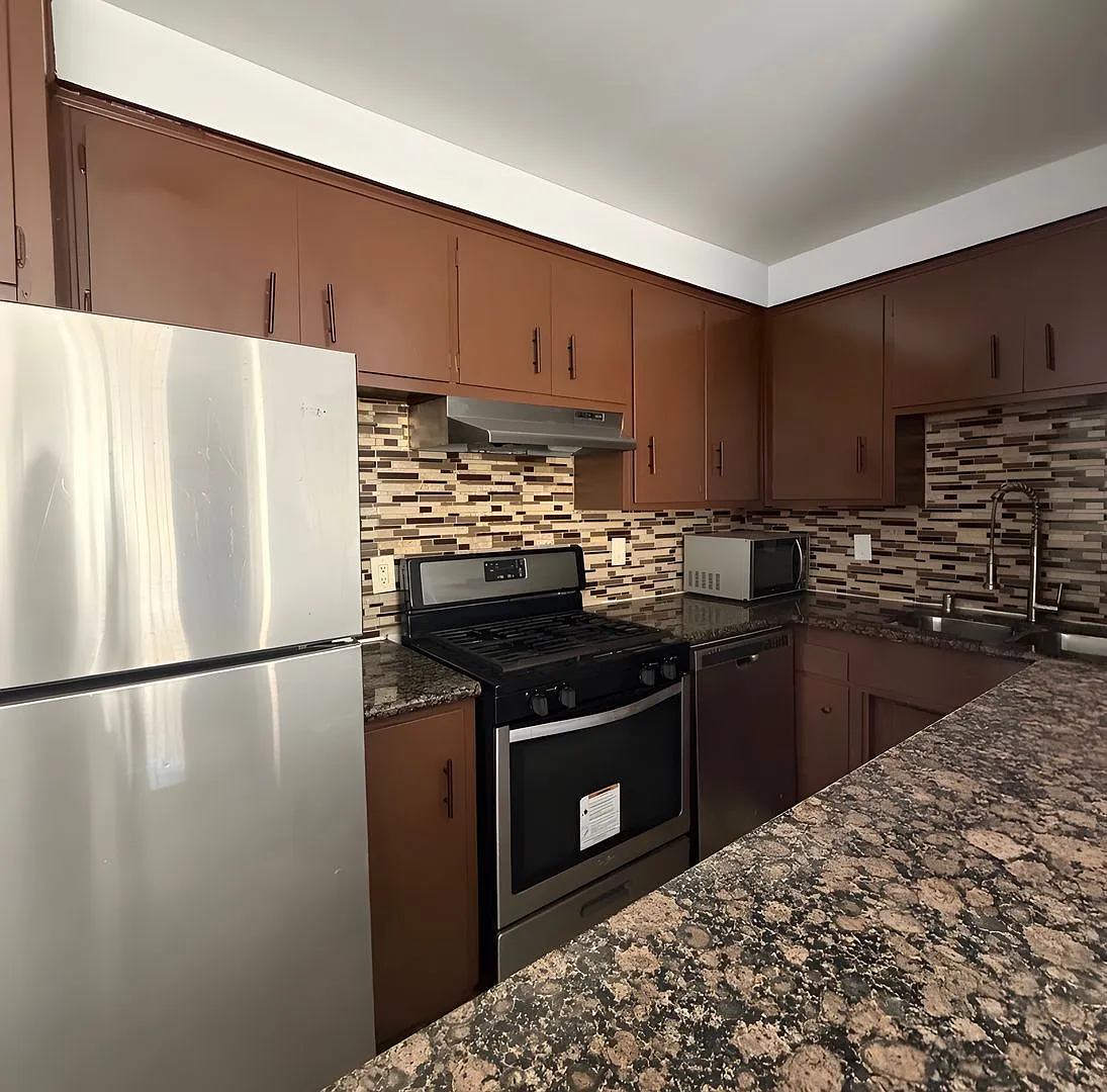 2 bed, 1.0 bath, 850 sqft, $2,450 — Photo 1