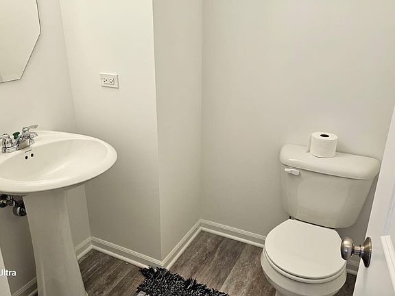 3rd image of 1542 Slade Way