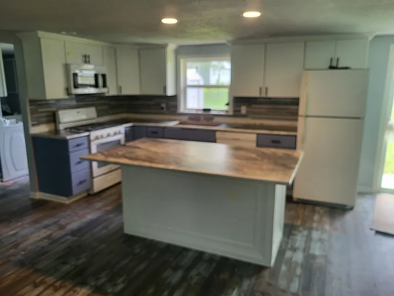 411 E Cross St — Photo 2