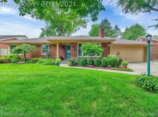 561 Hollywood Ave, Grosse Pointe Woods, MI 48236