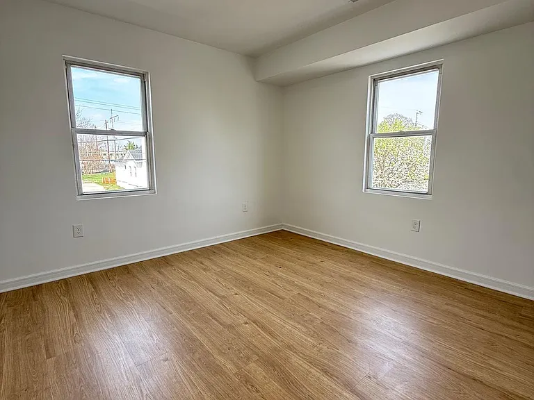 2125 1/2 Oakland Rd — Photo 12