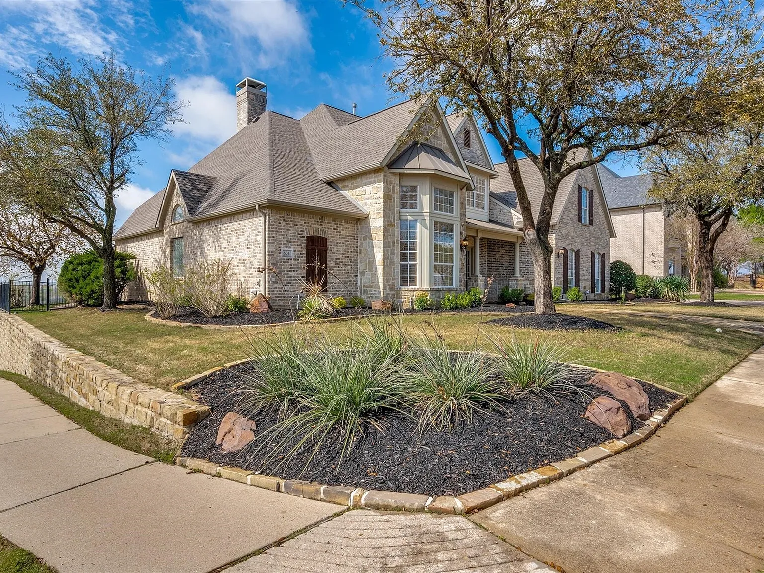 5 bed, 4.5 bath, 4638 sqft, $5,900 — Photo 2