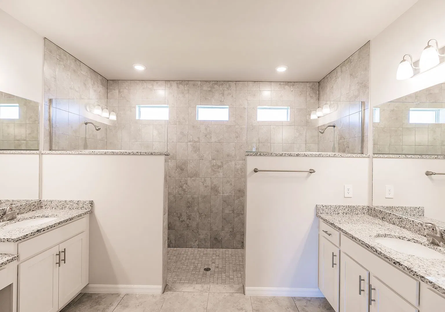 Bright 3-Bedroom Home with Open Living, Modern Kitchen & 2-Car Garage — Photo 4