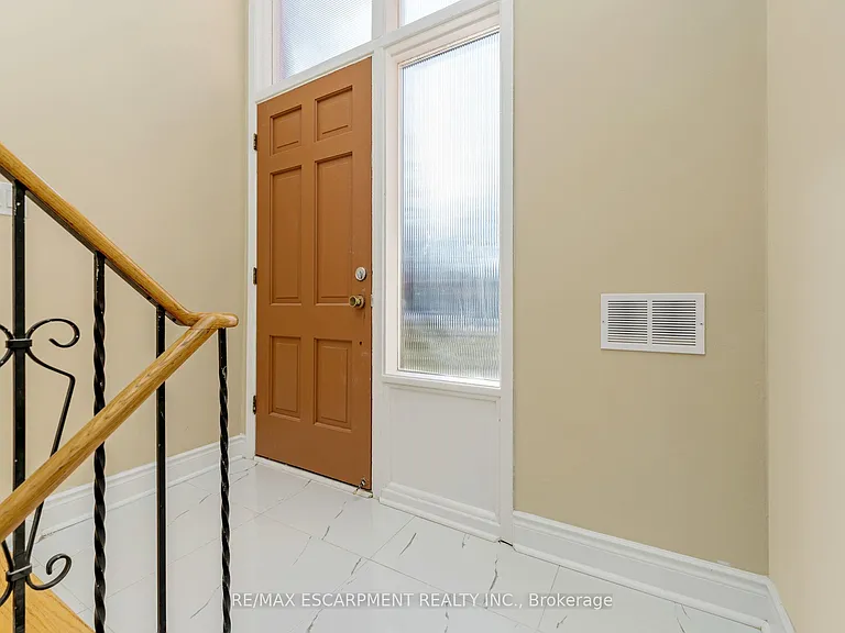 113 Poynter Dr — Photo 6