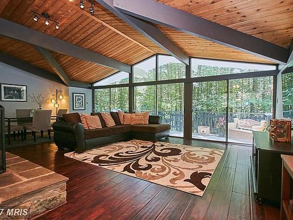 Impressive 3 sliders to deck. Vaulted ceiling.