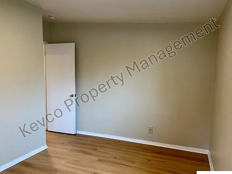711 W Prospect Rd — Photo 15