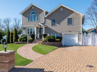 960 Simon Pl, Wantagh, NY 11793