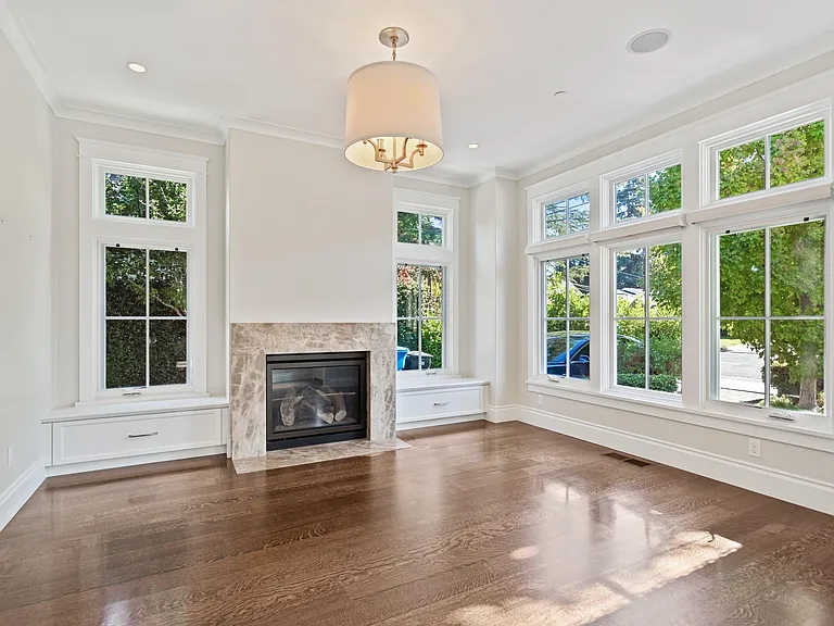 240 University Dr — Photo 2