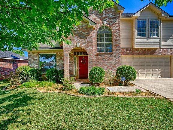 2nd image of 10930 Sharon Cir