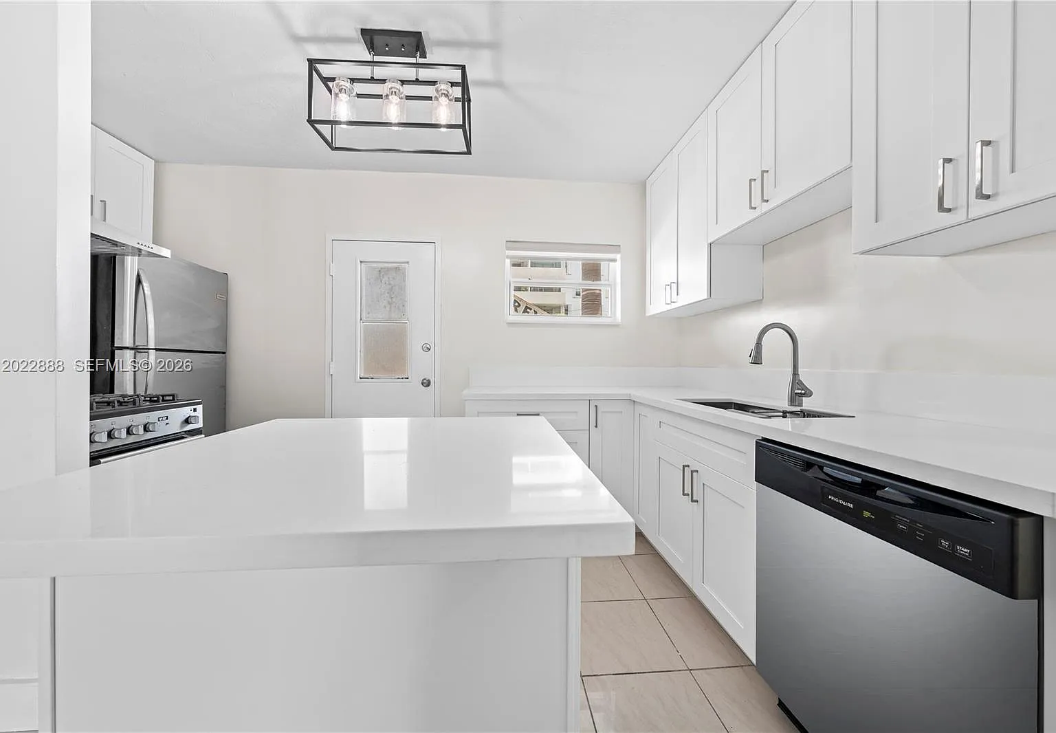 Lincoln Towers Condo — Photo 2