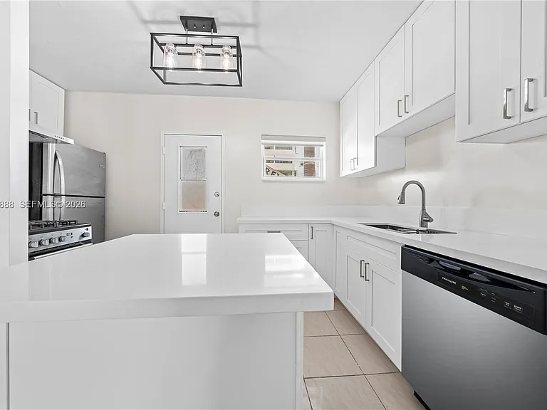 1300 Lincoln Rd #D204 — Photo 2