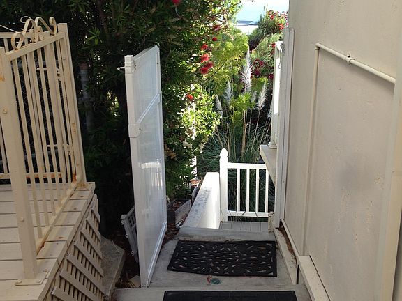 Private lighted side entrance