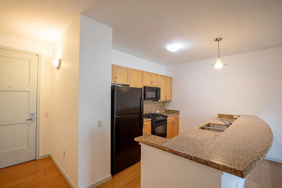Building Photo - 1620 NE Broadway St #206