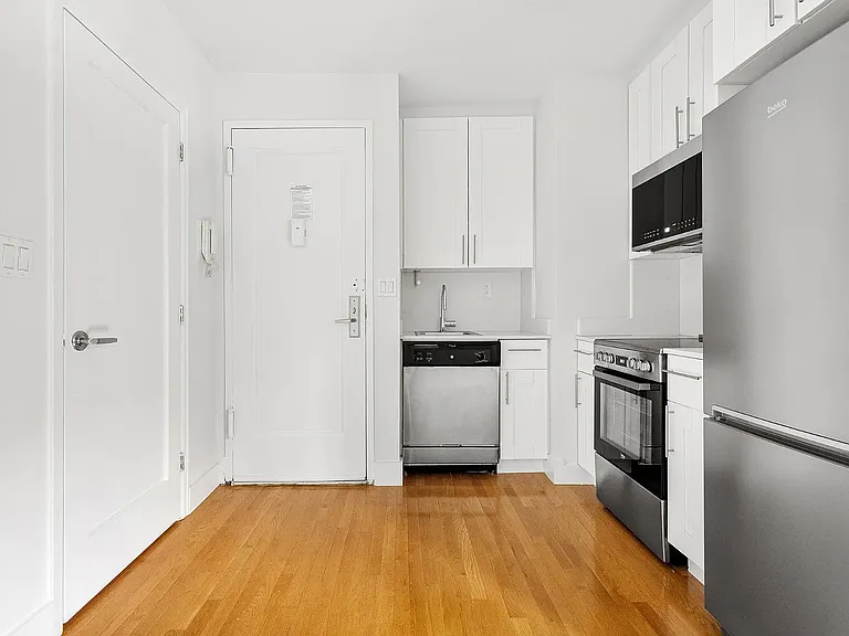 210 W 70th St #404A — Photo 6