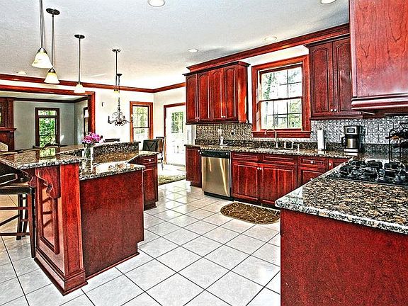 3rd image of 907 Black Oak Ct