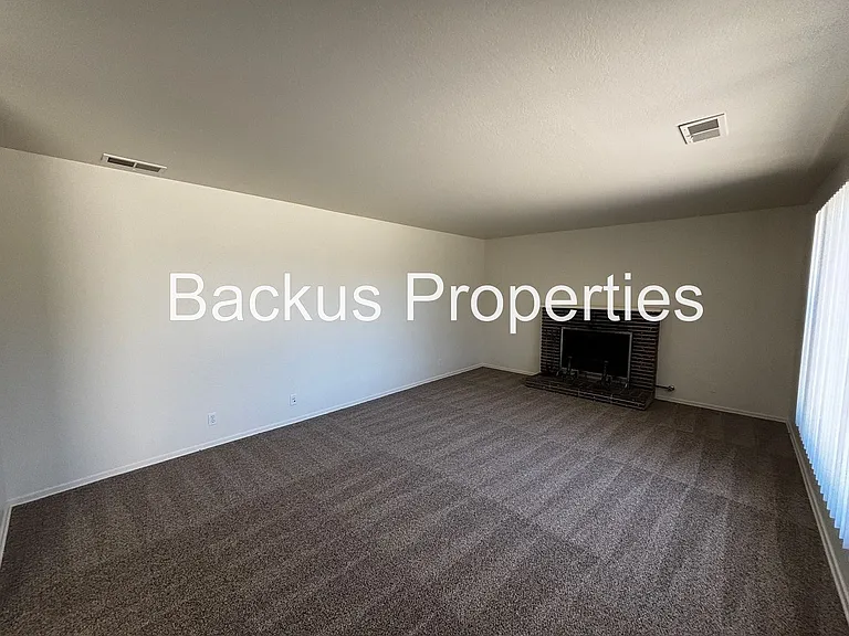 790 Fairfax Dr — Photo 5
