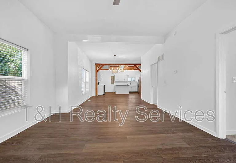 210 N Keystone Ave — Photo 6