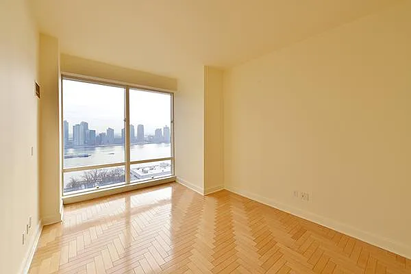 Rented by Sumitomo Real Estate Sales | media 18