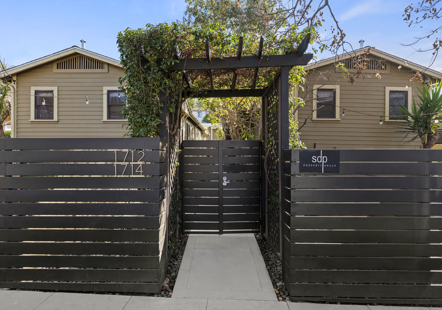 Adorable 1 bed / 1 bath Apartment in the Heart of Echo Park with In-Unit Laundry, Parking & Priva... — Photo 3