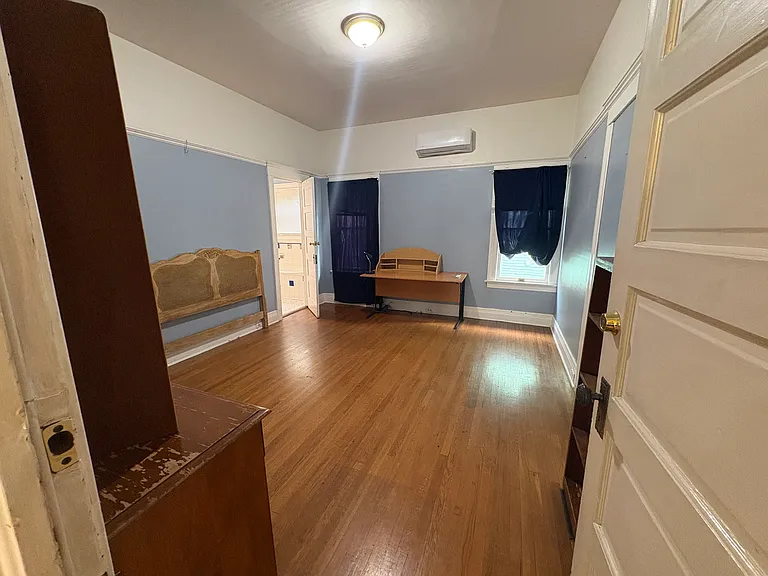 2713 S La Salle Ave — Photo 4