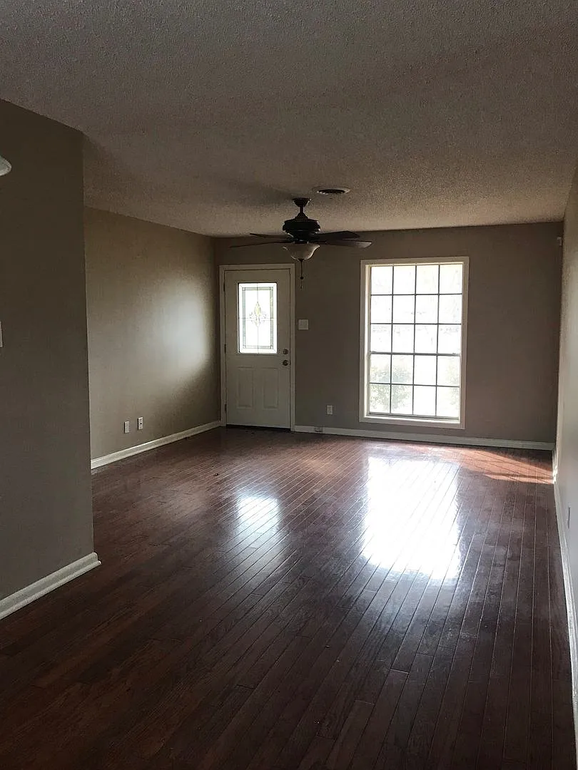 Building Photo - 300 Holly Ridge Dr