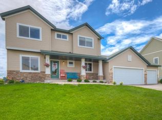 457 Amberg Ln, Chaska, MN 55318