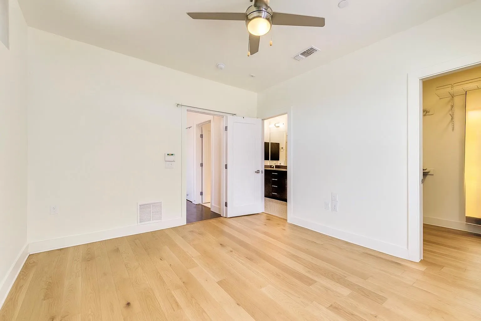 2 bed, 1.0 bath, 945 sqft, $2,400 — Photo 4