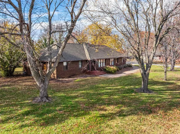 2105 SW Westridge Dr, Topeka, KS 66614