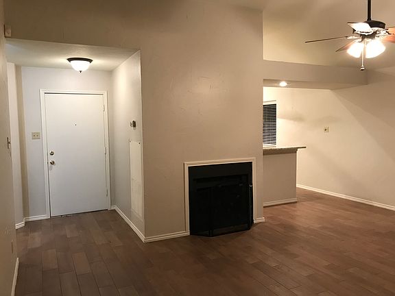 Entry/Living Room