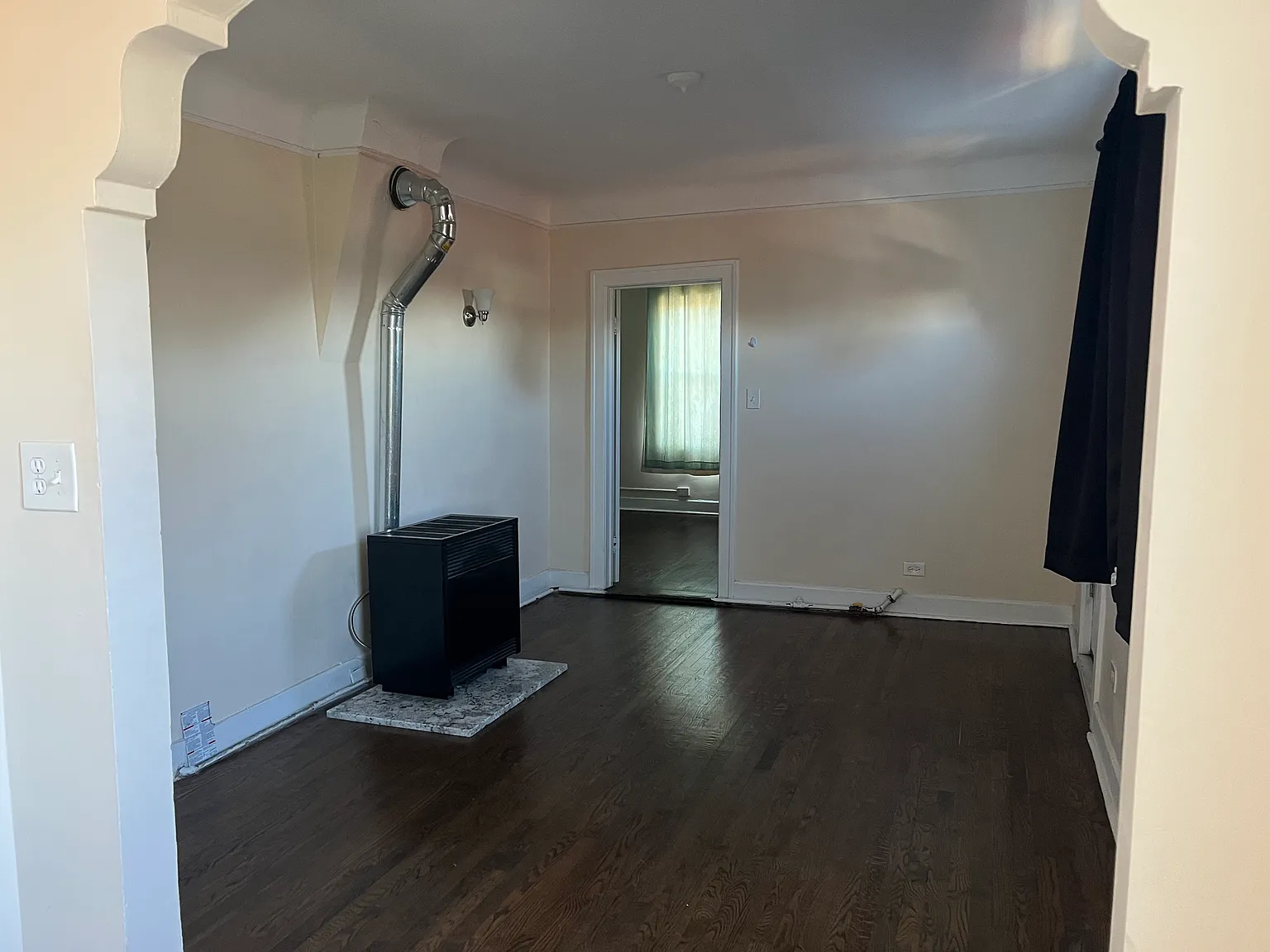 1 bed, 400 sqft, $1,050 — Photo 2
