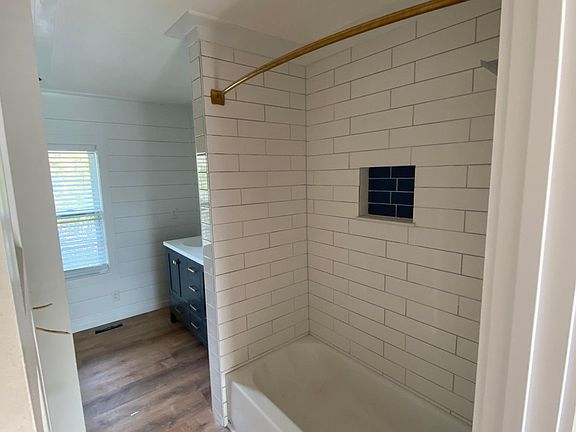 2nd image of 1347 Meadow Ln