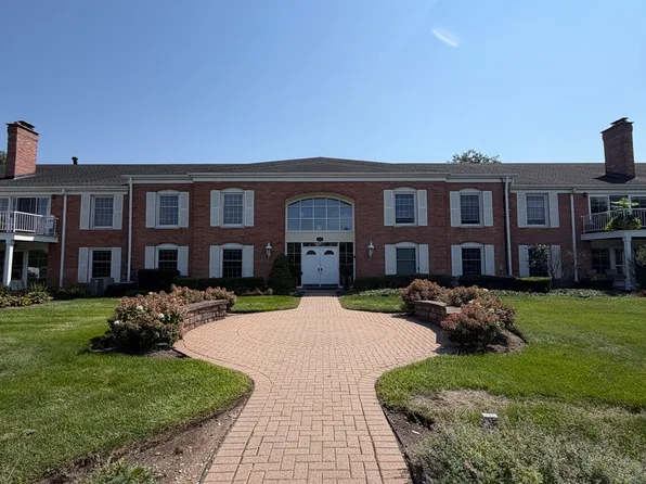 124 Carriage Way Dr APT 209B, Burr Ridge, IL 60527