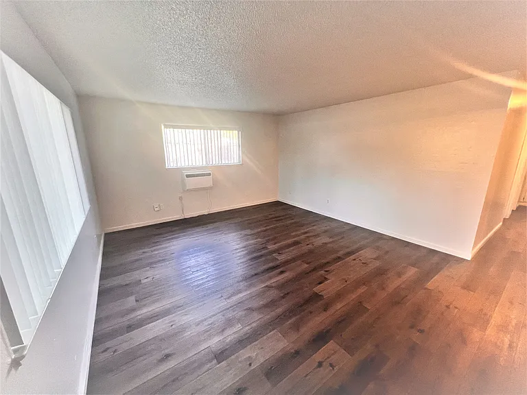 Gold Crossing Apartments — Photo 9