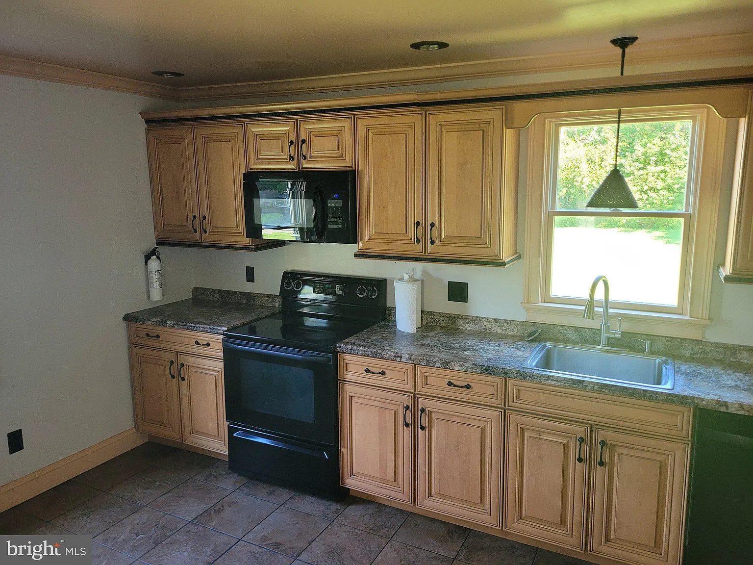 3 bed, 2.0 bath, 1984 sqft, $2,650 — Photo 3