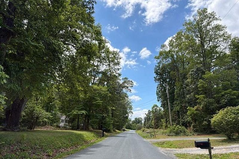 2nd image of 634 Phoebe Pond Rd