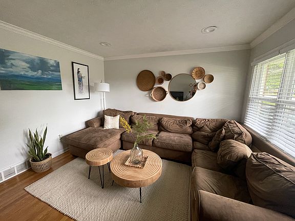 3rd image of 3564 Camelot Dr