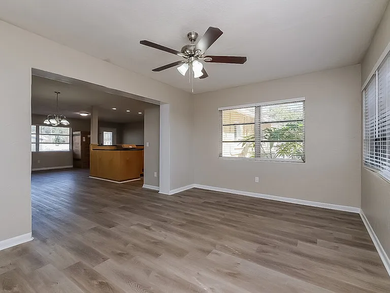 339 Regina Dr S — Photo 9