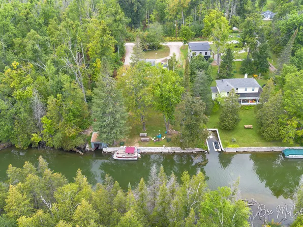 7847 Lake St, Alanson, MI 49706